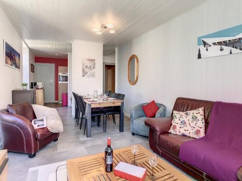 un salon avec deux canapés et une table dans l'établissement Appartement à Chamonix, 3 chambres, 8 pers, vue montagnes - FR-1-507-25, à Chamonix-Mont-Blanc