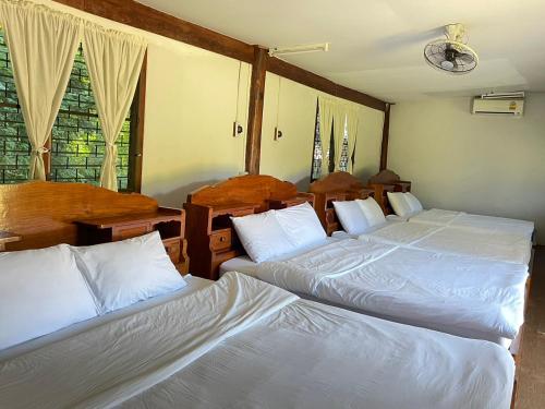 Postel nebo postele na pokoji v ubytování The Creek Garden Resort Huainamrin เดอะ ครีก การ์เด้น รีสอร์ท ห้วยน้าริน