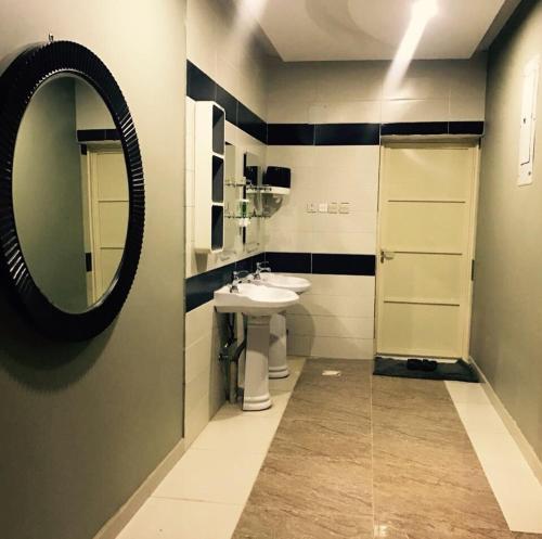 een badkamer met een wastafel en een spiegel bij استراحه القاعد in At Turbīyah