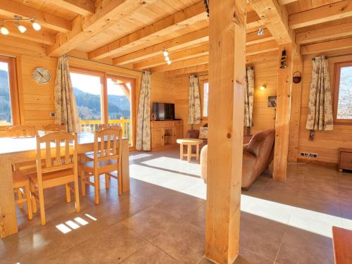 - une salle à manger et un salon dans une cabane en rondins dans l'établissement Chalet typique, 4 chambres, vue montagne, WIFI, parking - FR-1-505-66, à Notre-Dame-de-Bellecombe