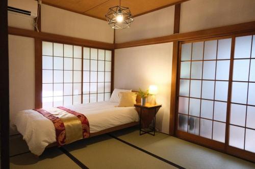 Postel nebo postele na pokoji v ubytování 12月NEWOPEN 鎌倉House 響 ペットと泊まれる北鎌倉4LDK貸別荘