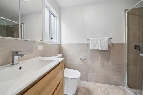 een badkamer met een wastafel, een toilet en een douche bij Midholm Studio in Leura