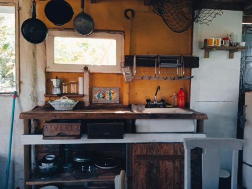 una pequeña cocina con fregadero y ventana en SidarmA, en Rocha