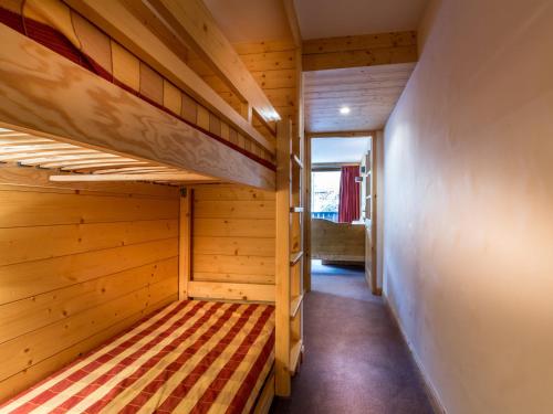 una sauna con 2 letti a castello in una camera di Appartement Val-d'Isère, 2 pièces, 6 personnes - FR-1-519-11 a Val dʼIsère