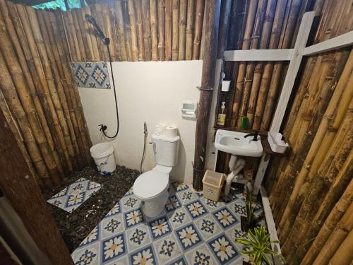 y baño con aseo y lavamanos. en The Surf House Pacifico, en San Isidro