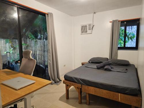 1 dormitorio con cama, escritorio y mesa en The Surf House Pacifico, en San Isidro