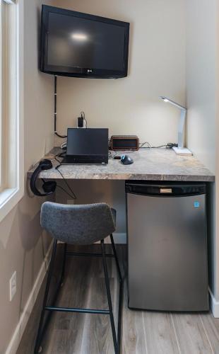 Μια τηλεόραση ή/και κέντρο ψυχαγωγίας στο 2 Bedroom and Wall Bed Mountain Getaway Ski In Ski Out Condo with Hot Pools Sleeps 8
