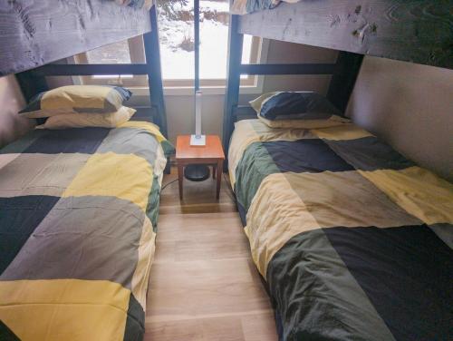 Ένα ή περισσότερα κρεβάτια σε δωμάτιο στο 2 Bedroom and Wall Bed Mountain Getaway Ski In Ski Out Condo with Hot Pools Sleeps 8
