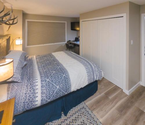 Ένα ή περισσότερα κρεβάτια σε δωμάτιο στο 2 Bedroom and Wall Bed Mountain Getaway Ski In Ski Out Condo with Hot Pools Sleeps 8