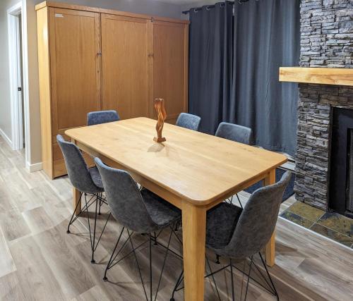 Φωτογραφία από το άλμπουμ του 2 Bedroom and Wall Bed Mountain Getaway Ski In Ski Out Condo with Hot Pools Sleeps 8 σε Panorama