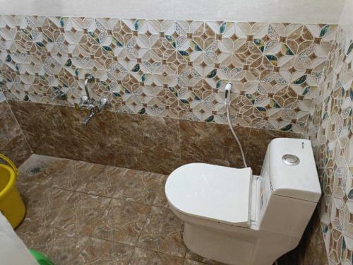 Kúpeľňa v ubytovaní OYO 8206 K J Residency
