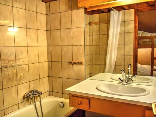 une salle de bain avec un lavabo et une baignoire dans l'établissement Duplex studio près du centre de Morzine, 6 pers., balcon, garage, proche remontées et navettes gratuites - FR-1-524-39, à Morzine
