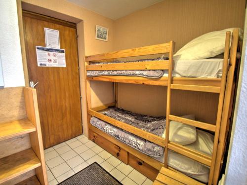 Cette petite chambre comprend des lits superposés. dans l'établissement Appartement cosy au pied du téléphérique de Nyon, balcon, parking, animaux admis - FR-1-524-19, à Morzine