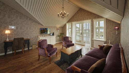 - un salon avec un canapé, des chaises et une table dans l'établissement Siglo Hotel by Keahotels, à Siglufjörður