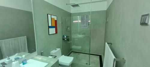 uma casa de banho com um chuveiro, um WC e um lavatório. em Josan Villa with a Glorious Beach and Sea View em Habaraduwa Central