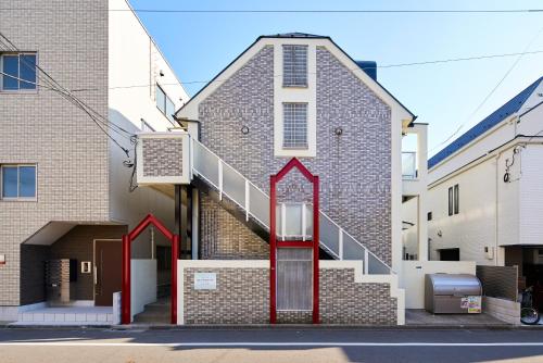 uma escada ao lado de um edifício em SC Heights 103 em Tóquio