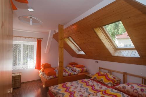 ein Schlafzimmer mit einem Etagenbett mit zwei Teddybären in der Unterkunft U Housenky in Klokočí