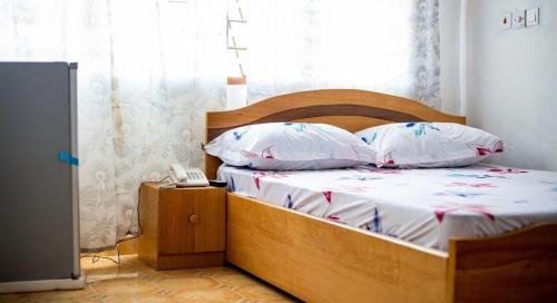 una camera con letto, 2 cuscini e telefono di J in G Retreat Center a Dawhwenya