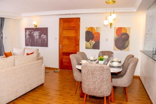 ein Esszimmer mit einem Tisch und Stühlen in der Unterkunft Sangara by Edmor Suites in Nairobi