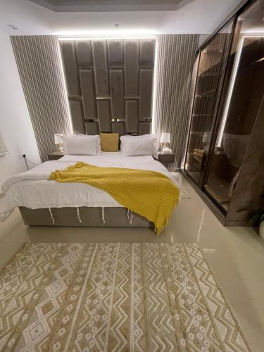 เตียงในห้องที่ Riyadh fancy appartment
