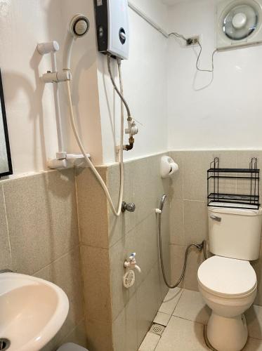La salle de bains est pourvue de toilettes et d'un lavabo. dans l'établissement Casa Luna 3 by Angelito's, à General Luna
