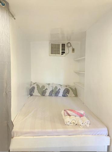 Cette petite chambre blanche comprend un lit. dans l'établissement Casa Luna 3 by Angelito's, à General Luna