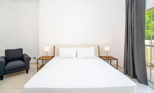 Postel nebo postele na pokoji v ubytování HomesGetaway - 3BR Villa+Study in The Lakes Zulal1