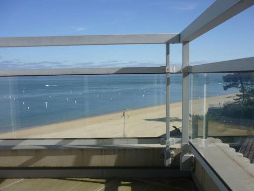 - une vue sur la plage depuis le balcon d'une maison dans l'établissement Studio avec balcon sur plage Pereire Pleine vue mer, à Arcachon