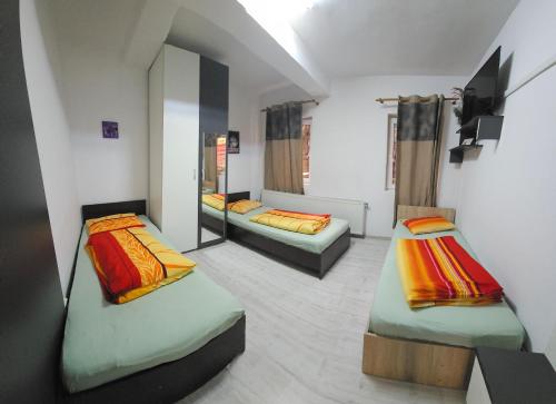 Habitación con 2 camas y espejo. en Casa Ana en Cluj-Napoca