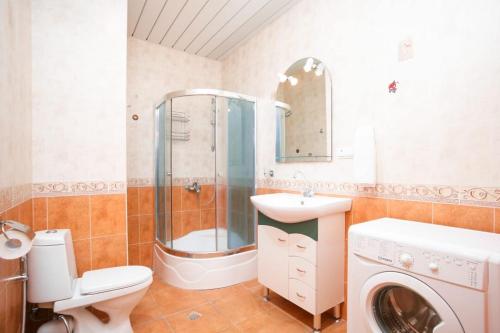 W łazience znajduje się toaleta z prysznicem i umywalka. w obiekcie Bright 3 Bedroom, 2 Bathroom Apartment with a Nice Balcony View, Near Republic Square w Erywaniu