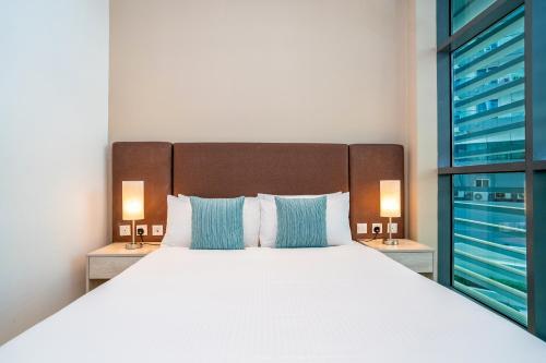Postel nebo postele na pokoji v ubytování HomesGetaway - Seven Residence Palm Jumeirah 1BR