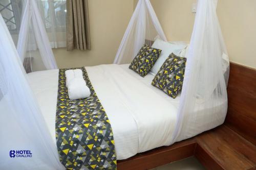 Een bed of bedden in een kamer bij Hotel Cavallino