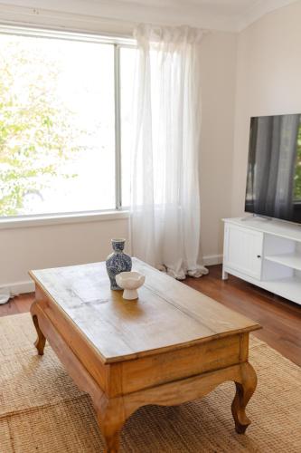 Μια τηλεόραση ή/και κέντρο ψυχαγωγίας στο Pet Friendly Family Home in Bluff Point