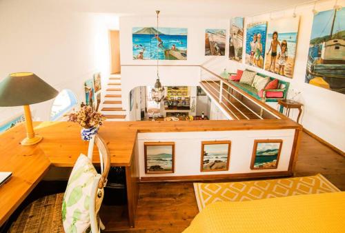 ein Wohnzimmer mit einer Treppe und ein Haus in der Unterkunft Casa Azul villa for rent in Kalymnos