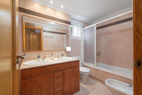 uma casa de banho com 2 lavatórios e um WC em Es Mirador - Cales de Mallorca em Calas de Mallorca