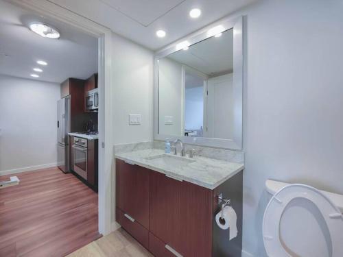 Un baño de 1BDR&Bath&Den I AC I 600sq.ft I Free WiFi&Parking