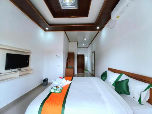 スレマンにあるHomestay Jogja Prambanan By Simply Homyのベッドルーム1室(大型ベッド1台、薄型テレビ付)