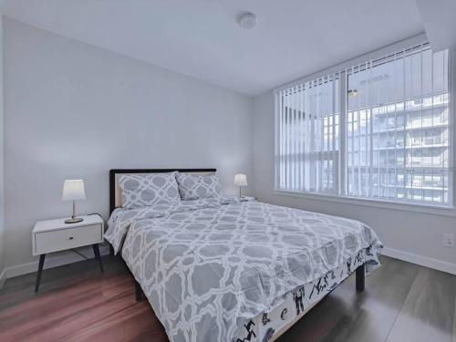 una camera bianca con un grande letto e una finestra di 1BDR&Bath&Den I AC I 600sq.ft I Free WiFi&Parking a Richmond