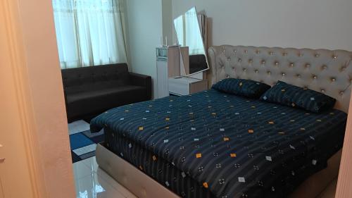 um quarto com uma cama grande e um sofá em Daxxlence Swimming Pool Homestay Kinta RiverFront em Ipoh