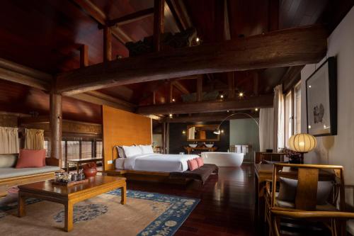um quarto com uma cama e uma sala de estar em Jing's Residence Pingyao em Pingyao