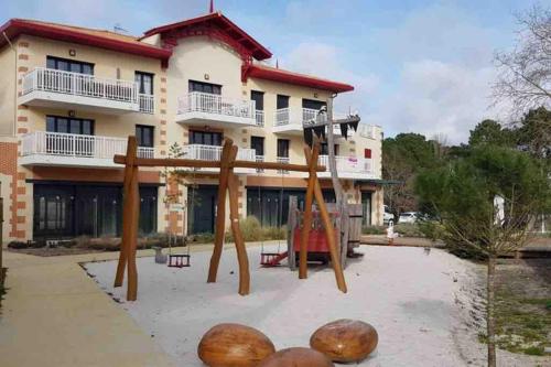 Afbeelding uit fotogalerij van La Cigale du Pyla, au cœur de l'écoquartier avec piscine commune in La Teste-de-Buch