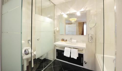 Salle de bains dans l'établissement Hotel Brigitte