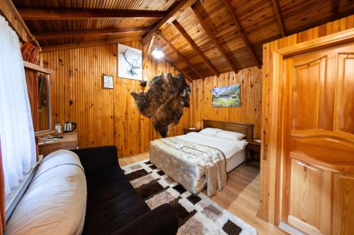 ボルにあるAbant Doğa Köşküのベッドルーム1室(ベッド1台、ソファ付)