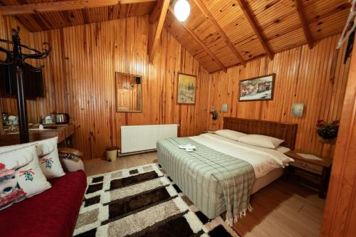 Postel nebo postele na pokoji v ubytování Abant Doğa Köşkü