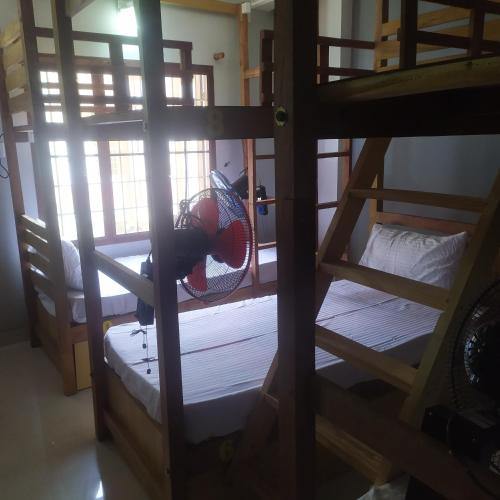 Zimmer mit 2 Etagenbetten und einem Ventilator in der Unterkunft Sundance Beach Villa Dorms in Kochi