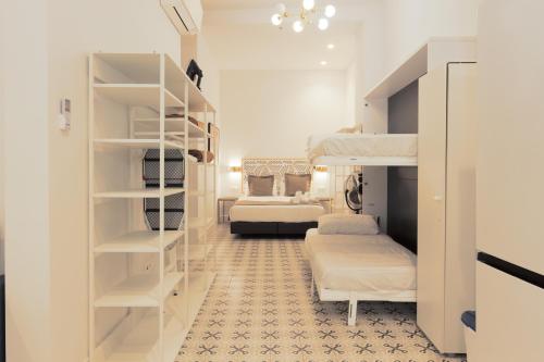 Pokój z 2 łóżkami piętrowymi i sypialnią w obiekcie Apartamentos Teatro by Be Alicante w Alicante