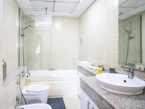 Koupelna v ubytování HomesGetaway - Cozy 2BR Apartment at The Torch Dubai Marina