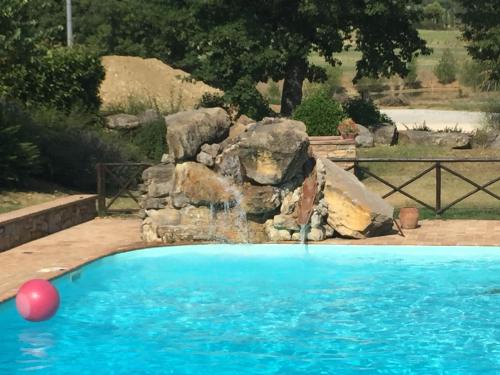 a swimming pool with a water fountain at Azienda Agrituristica I Tre Casali in Magione