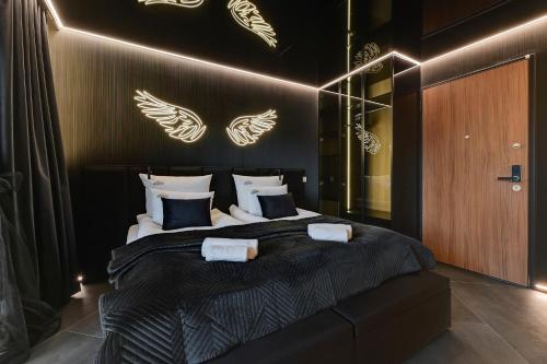 Postel nebo postele na pokoji v ubytování Hollywood Jacuzzi Suite by Downtown Apartments