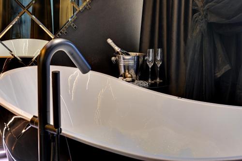 Koupelna v ubytování Hollywood Jacuzzi Suite by Downtown Apartments
